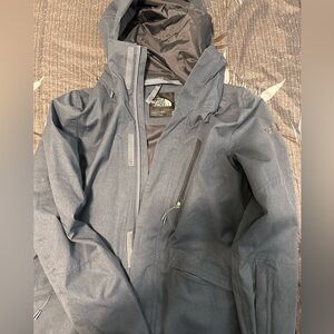 The north face jacket in women medium size. Two layers, barely worn, blue color